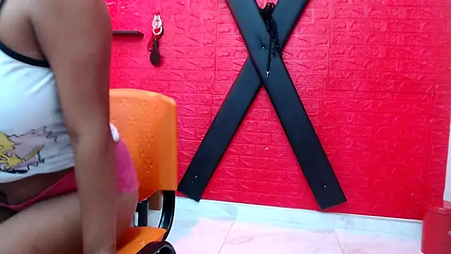 vanesalatina18 online show from April 28, 2026, 3:49 pm