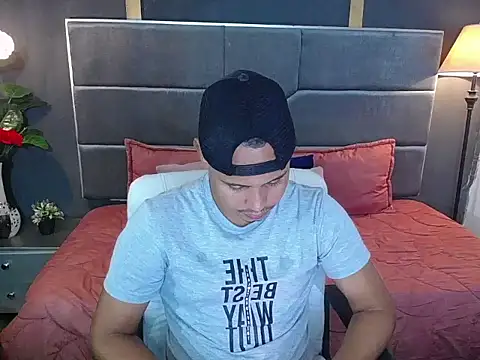 Snapshot of noah_oliver1 chatting on June 16, 2026, 1:05 am noah oliver1 online show from June 16, 2026, 1:05 am