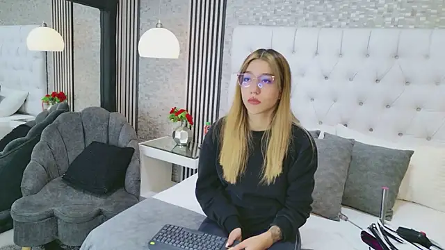 VioletSweetts online show from July 15, 2026, 12:50 am