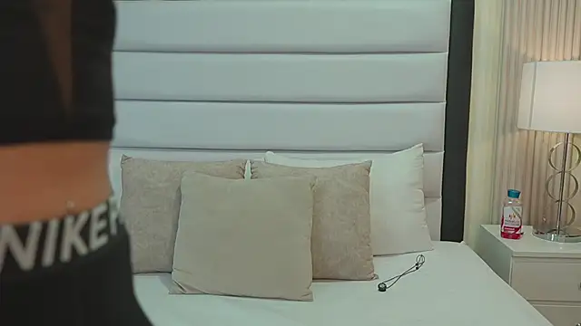 VioletSweetts online show from June 19, 2026, 3:23 am