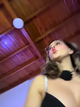 RenataVelasquez online show from May 6, 2026, 4:05 am