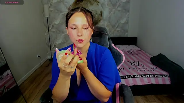 Julia Shyy online show from July 5, 2026, 1:54 am