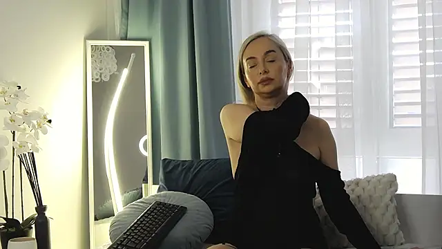 OrianaWade online show from May 8, 2026, 5:44 am