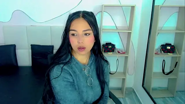 GiannaHott online show from April 30, 2026, 12:01 pm