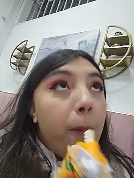 Snapshot of RoxanneDiaz chatting on June 11, 2026, 2:33 am RoxanneDiaz online show from June 11, 2026, 2:33 am