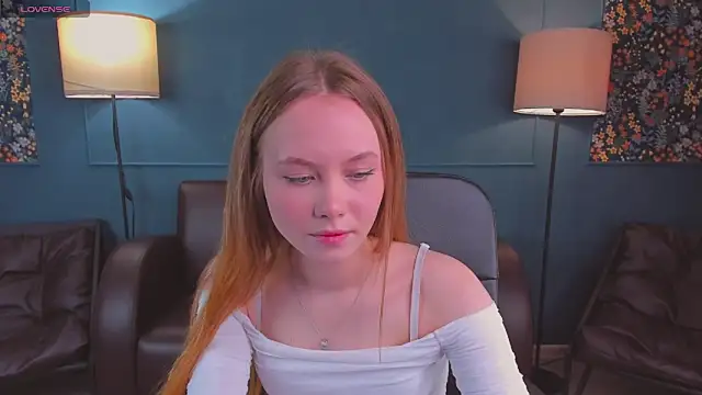 FloraLarsson online show from May 3, 2026, 10:42 am