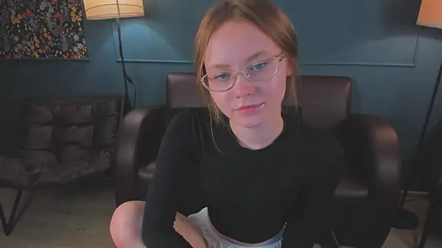FloraLarsson online show from June 11, 2026, 3:31 pm