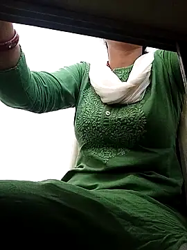 Simmi-00 online show from May 6, 2026, 6:28 am