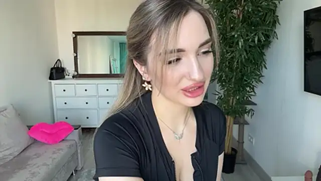 Victoria Jess online show from May 11, 2026, 12:39 pm