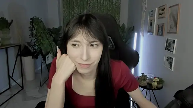 Snapshot of SeraphineSparda chatting on July 13, 2026, 12:37 pm SeraphineSparda online show from July 13, 2026, 12:37 pm
