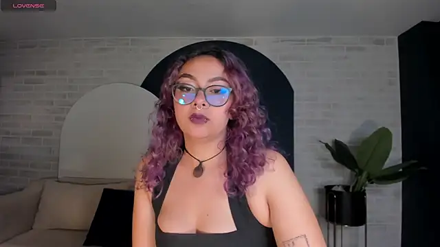 Snapshot of LoiseHarper chatting on May 6, 2026, 4:27 am LoiseHarper online show from May 6, 2026, 4:27 am