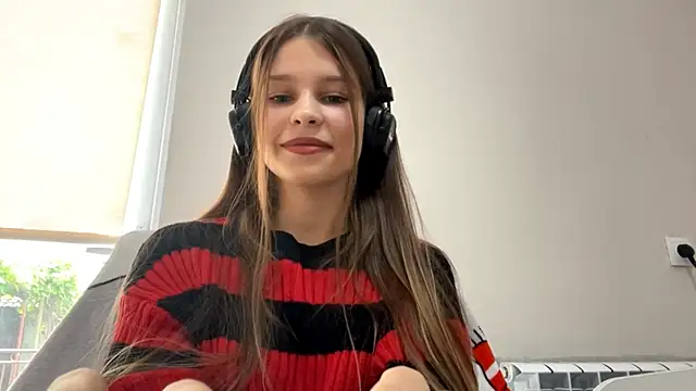 SerafinaAreizaga online show from June 10, 2026, 9:54 am