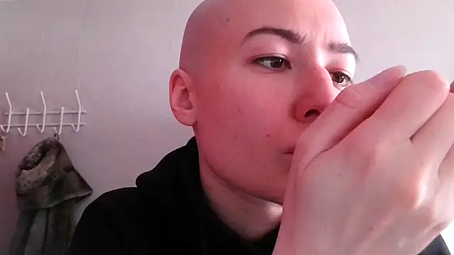 Julia Bright online show from May 3, 2026, 12:31 pm