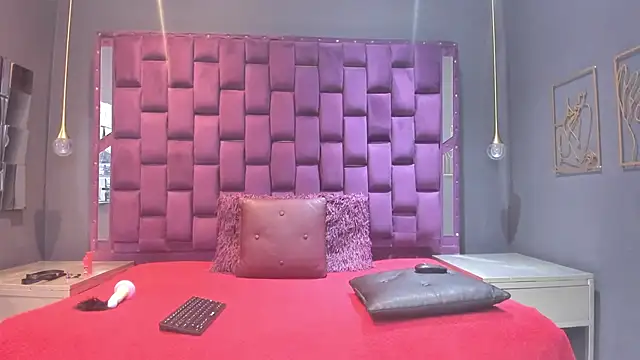 AlesiaLara online show from June 14, 2026, 7:04 pm