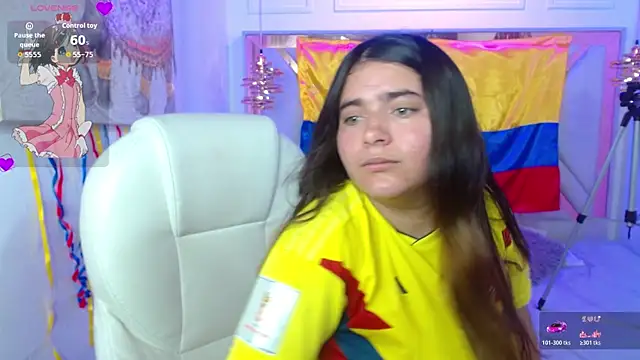 Snapshot of Laurha_ chatting on July 7, 2026, 7:39 pm Laurha online show from July 7, 2026, 7:39 pm