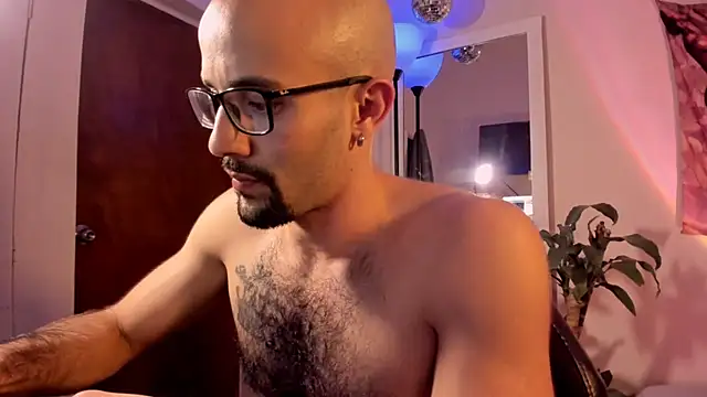 Snapshot of LarryGarzon chatting on July 24, 2026, 11:34 pm LarryGarzon online show from July 24, 2026, 11:34 pm