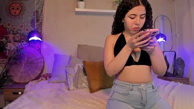 Snapshot of Honey_Sofi chatting on August 5, 2026, 12:32 pm Honey Sofi online show from August 5, 2026, 12:32 pm