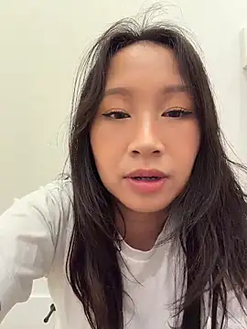 petiteTai online show from May 30, 2026, 3:24 am
