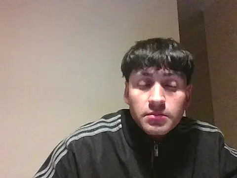 Tttwinee online show from May 6, 2026, 3:32 am