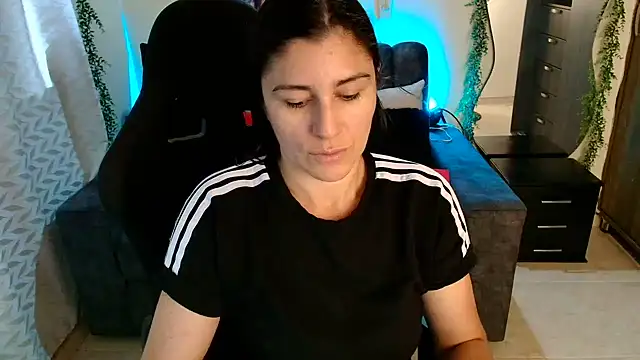 Snapshot of LUCYMILF_SEXY chatting on June 12, 2026, 5:54 pm LUCYMILF SEXY online show from June 12, 2026, 5:54 pm