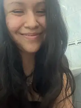 KeniaLuna online show from April 23, 2026, 12:28 am