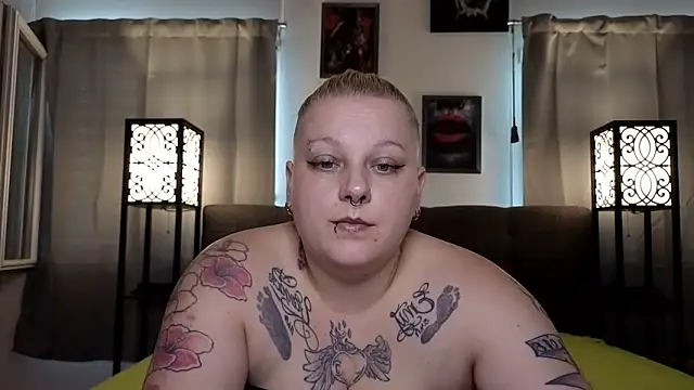 Lady Peggi online show from May 19, 2026, 1:29 pm