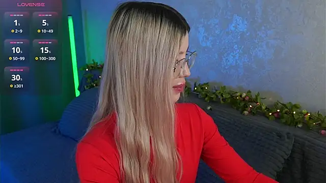 LindaThackerr online show from June 29, 2026, 10:48 am