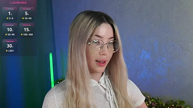 LindaThackerr online show from June 30, 2026, 4:23 am