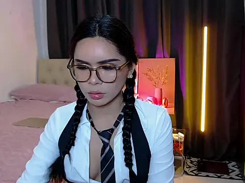 Alexandra Kenn online show from July 6, 2026, 8:33 pm