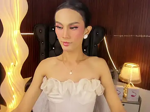 Estella Hilton online show from June 16, 2026, 11:43 am