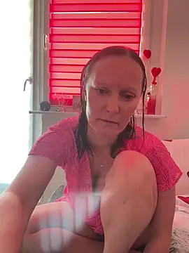 LindaLee90 online show from June 25, 2026, 5:12 am