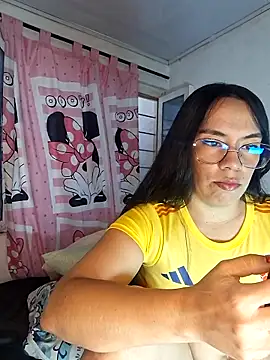 ZoeMorettii online show from June 17, 2026, 9:03 pm