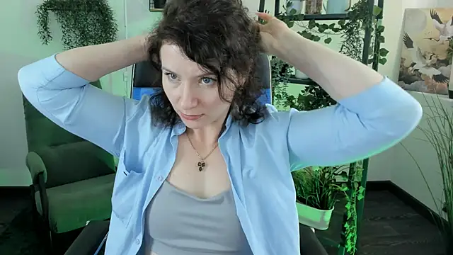 AureliaGleam online show from May 18, 2026, 4:51 am