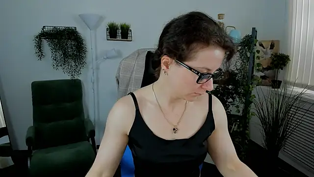 AureliaGleam online show from June 12, 2026, 3:15 am