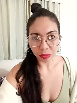 Mia essence online show from May 9, 2026, 4:38 am