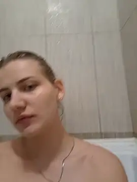 mooniekiss online show from May 13, 2026, 6:48 pm