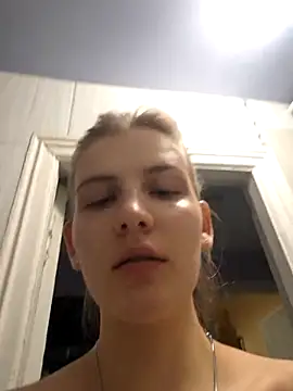 mooniekiss online show from May 20, 2026, 7:11 pm
