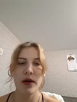mooniekiss online show from May 14, 2026, 4:59 pm