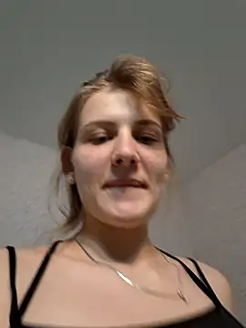 mooniekiss online show from May 11, 2026, 7:22 pm