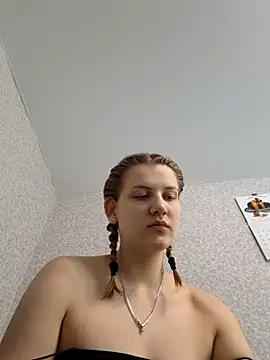 mooniekiss online show from May 17, 2026, 10:26 am