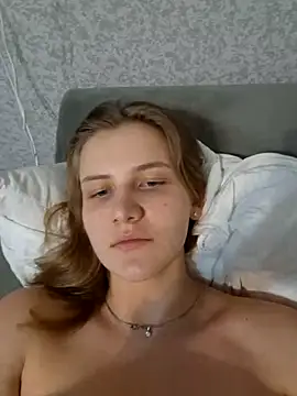 mooniekiss online show from May 19, 2026, 8:27 pm