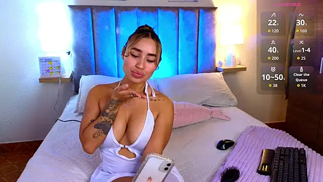 Snapshot of Victoria_Hils chatting on July 14, 2026, 10:05 pm Victoria Hils online show from July 14, 2026, 10:05 pm