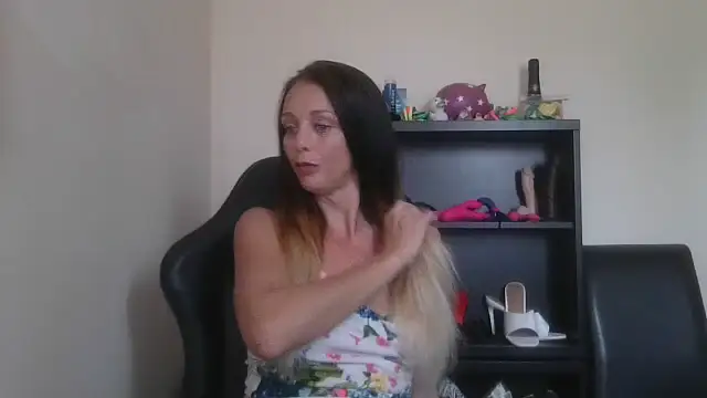 Snapshot of LouiseLovell chatting on July 4, 2026, 1:04 pm LouiseLovell online show from July 4, 2026, 1:04 pm