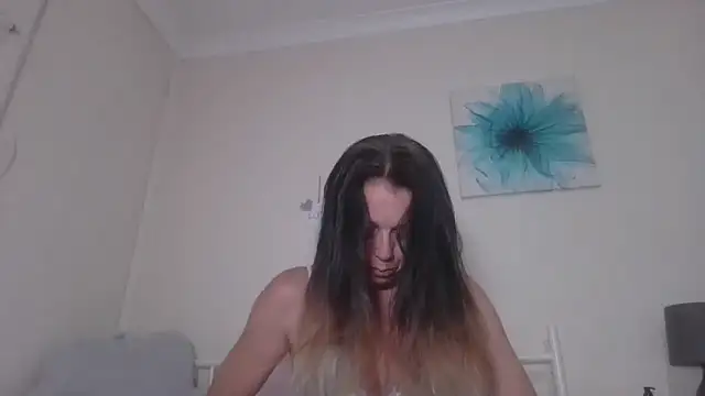 Snapshot of LouiseLovell chatting on June 16, 2026, 7:52 am LouiseLovell online show from June 16, 2026, 7:52 am
