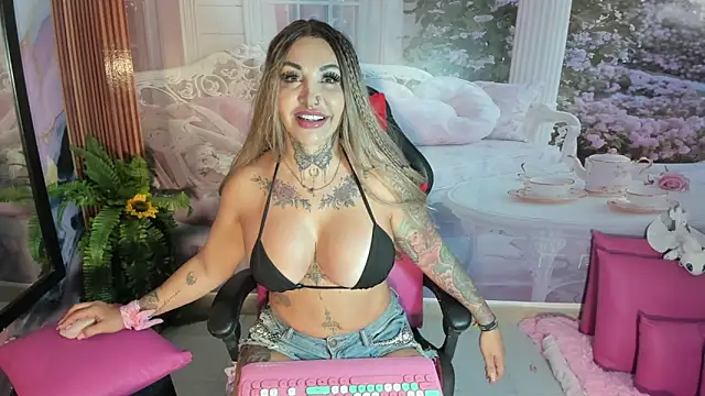 Snapshot of LaylaWatsson chatting on May 31, 2026, 4:35 pm LaylaWatsson online show from May 31, 2026, 4:35 pm