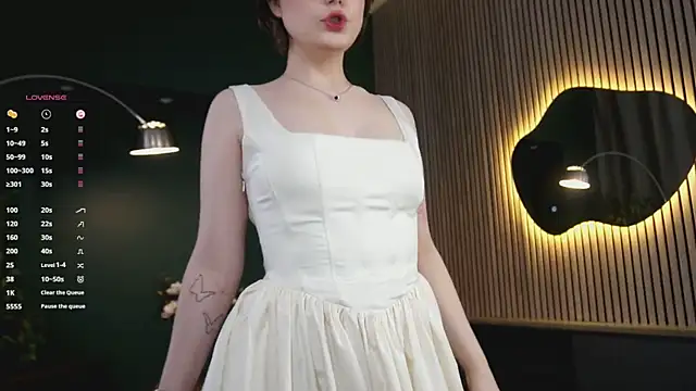 Snapshot of MiaDream__ chatting on June 1, 2026, 6:35 am MiaDream online show from June 1, 2026, 6:35 am