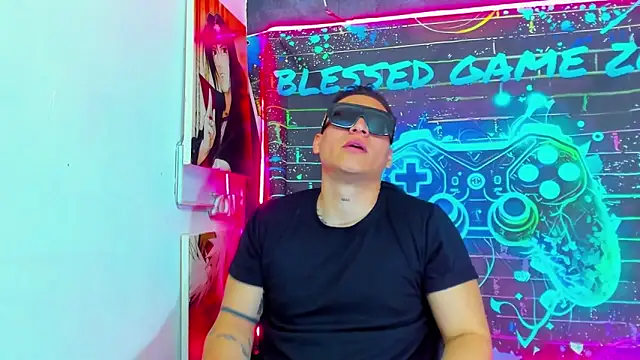 lucassimone  online show from June 3, 2026, 2:33 pm