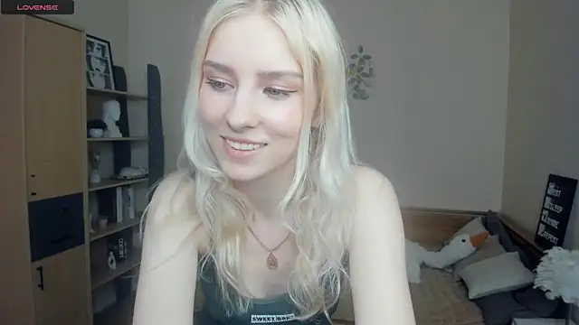 Snapshot of LaynePingitore chatting on July 19, 2026, 7:39 am LaynePingitore online show from July 19, 2026, 7:39 am