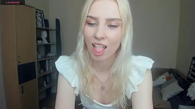 Snapshot of LaynePingitore chatting on July 17, 2026, 6:43 am LaynePingitore online show from July 17, 2026, 6:43 am