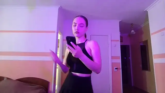 JulianeHedgpeth online show from June 4, 2026, 10:09 am